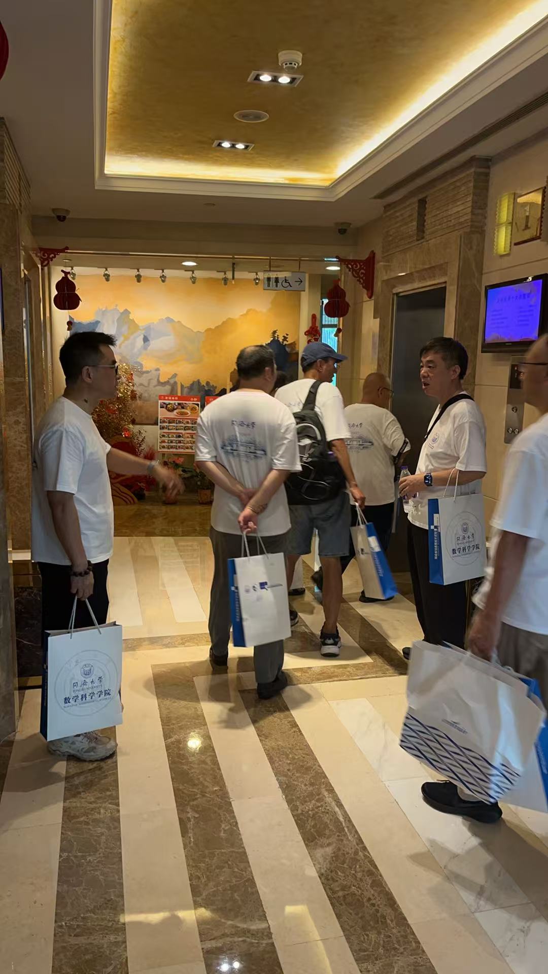 返回酒店